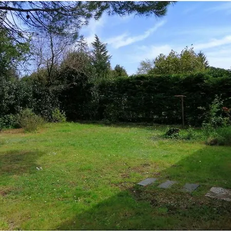 Emplacement De Toile De Tente Dans Jardin Cugand